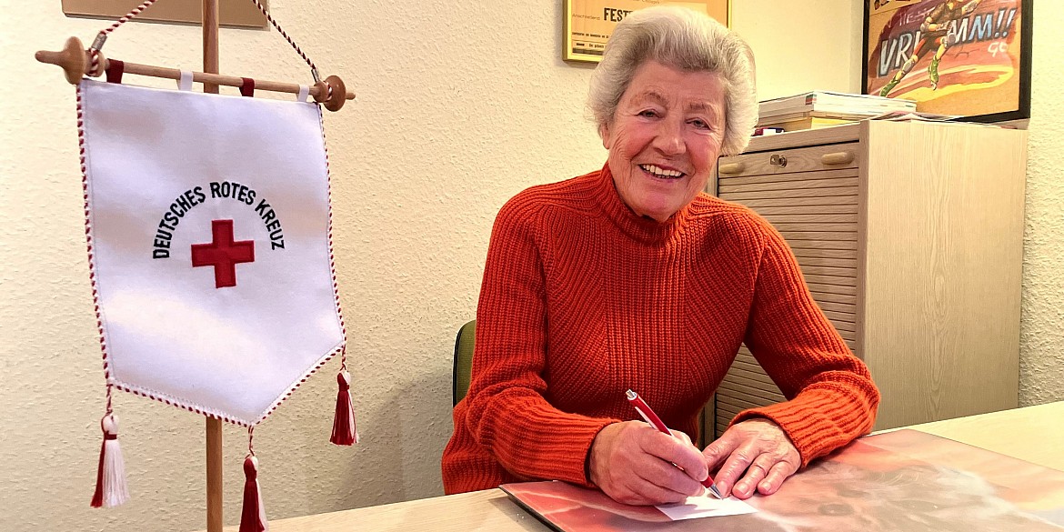 Ehrenamtliche Helferin Verabschiedung Ursula Meyer sitzt Schreibtisch