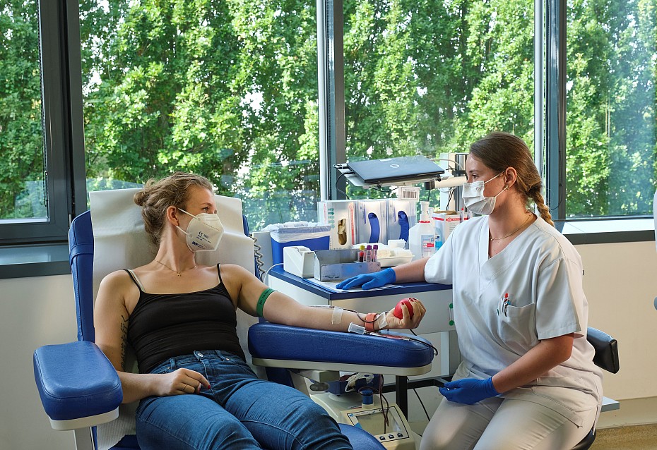 Spenderin und Pflegerin bei der Blutspende