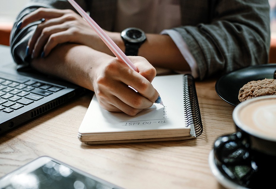 Person schreibt to do Liste