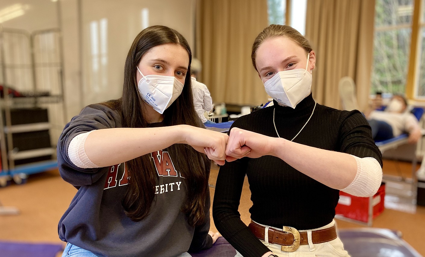 Junge Spenderinnen gemeinsam bei der Blutspende