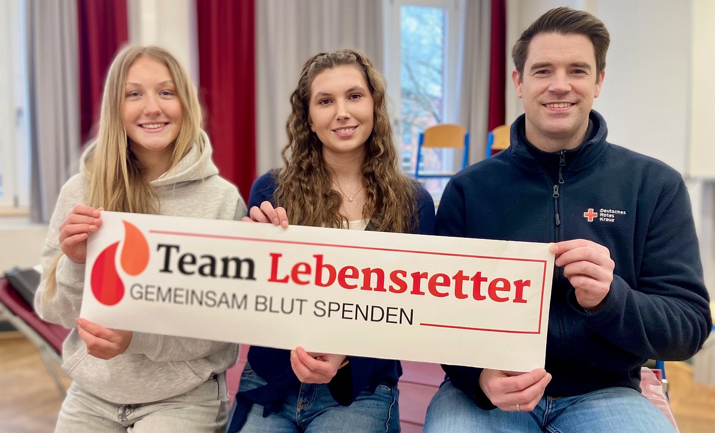 gruppenbild-sitzen-plakat-logo-banner