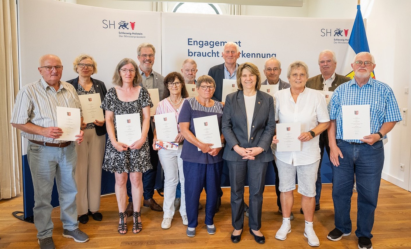 gruppenbild-blutspender-ehrung-urkunden