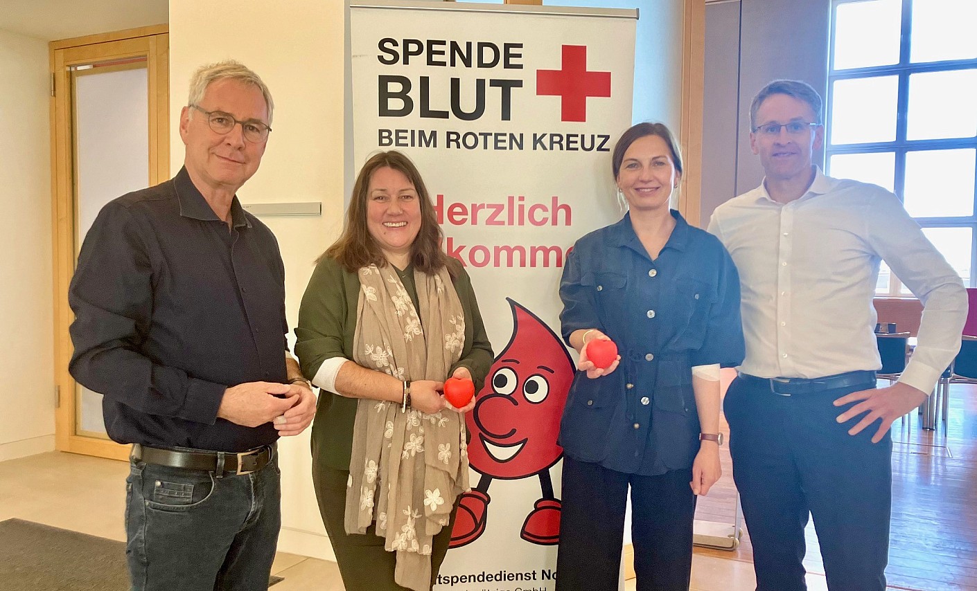gruppenbild-stehen-lächeln-blutspende-blutspender