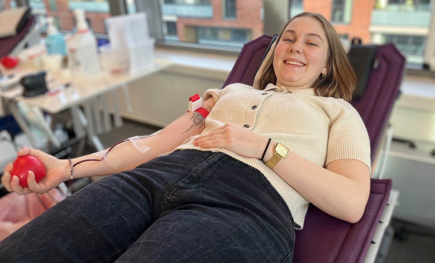 blutspende-blutspenderin-liegen-spendeliege