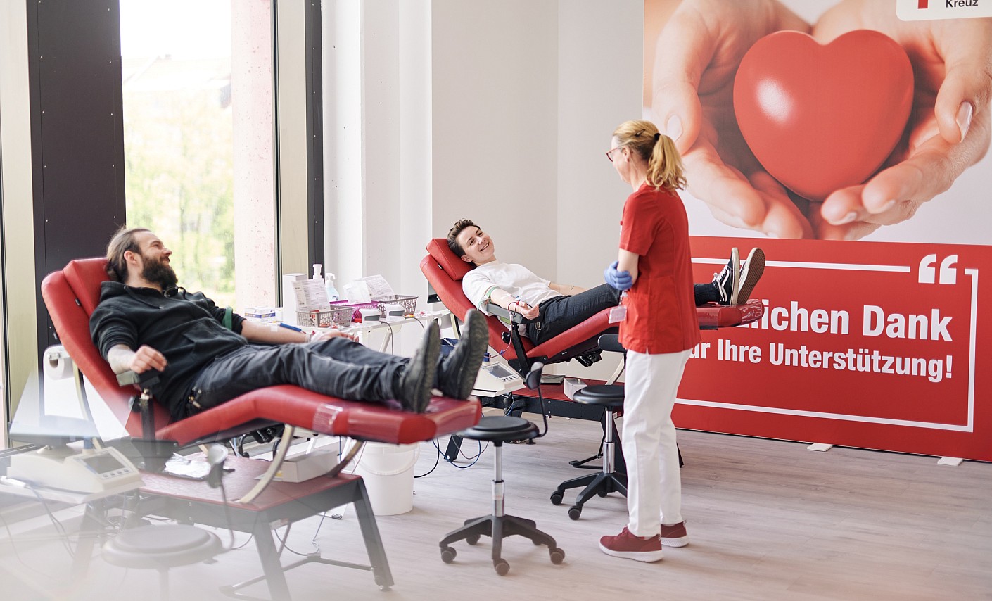 drk-blutspende-spenderinnen-liegen-spenden