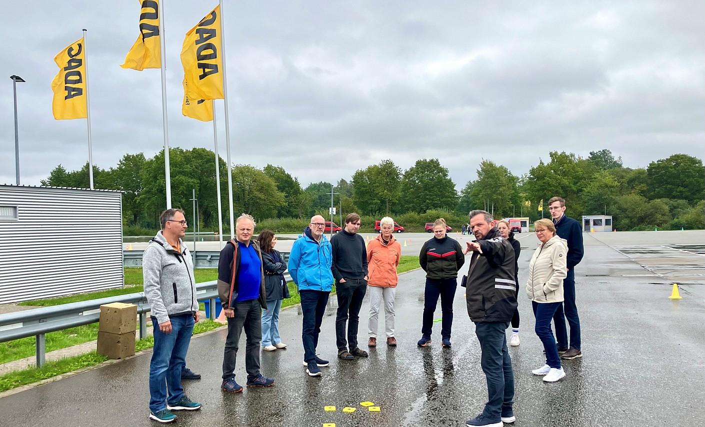 gruppenfoto-gruppenbild-gruppe-fahrbahn-fahrsicherheitstraining