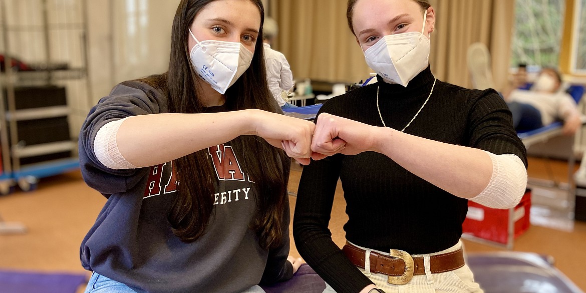 Zwei junge Spenderinnen nach der Blutspende