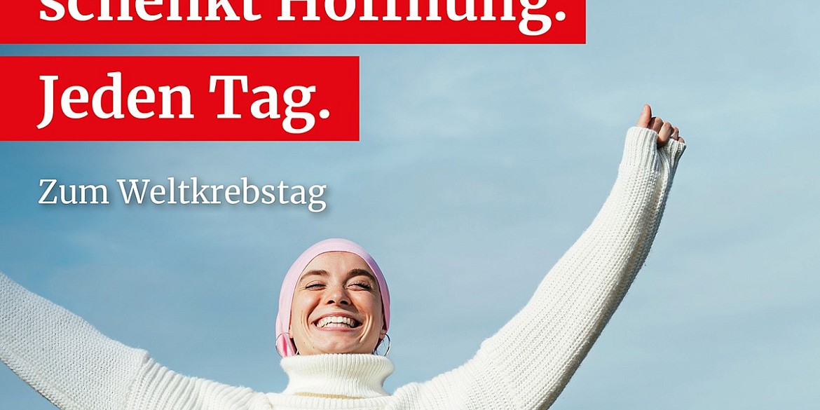Eine Frau reckt die Arme hoffnungsvoll in den Himmel Aufschrift zum Weltkrebstag