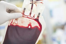 Person hält Blutbeutel in der linken Hand, Detailaufnahme