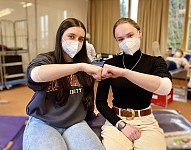 Zwei junge Spenderinnen nach ihrer ersten Blutspende