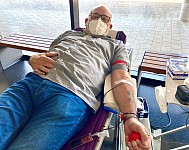 Blutspender beim Blutspenden Weltblutspendetag liegen auf Liege spenden