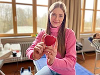 blutspenderin-sitzen-herz-blutspende