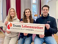 gruppenbild-sitzen-plakat-logo-banner
