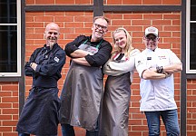 gruppe-kochevent-verlosung-gewinner-stehen-lachen
