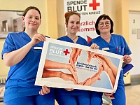 gruppenbild-blutspenderinnen-plakat-lächeln