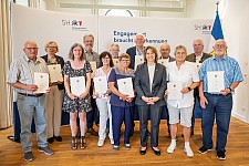 gruppenbild-blutspender-ehrung-urkunden