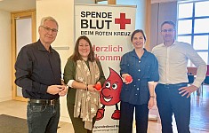 gruppenbild-stehen-lächeln-blutspende-blutspender