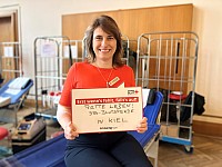 blutspenderin-lächeln-plakat