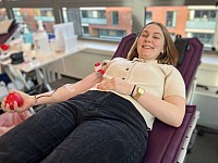 blutspende-blutspenderin-liegen-spendeliege