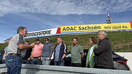gruppenbild-gruppenfoto-gruppe-fahrsicherheitstraining-sachsenring