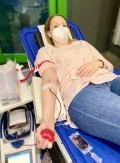 Eine Spenderin während der Blutspende