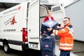 Das Transportauto wird mit Blutspenden beladen