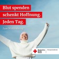 Eine Frau reckt die Arme hoffnungsvoll in den Himmel Aufschrift zum Weltkrebstag